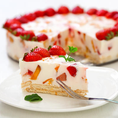 Brzinski kolač: Osvežavajuća kombinacija jogurta, keksa i voća! (RECEPT)