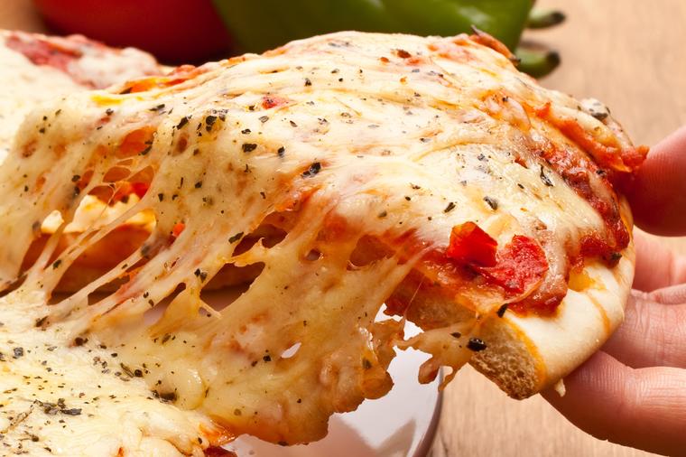 Kako da podgrejete picu, a da bude ukusna i bezbedna za jelo: Mikrotalasnu ne koristite ni u ludilu!