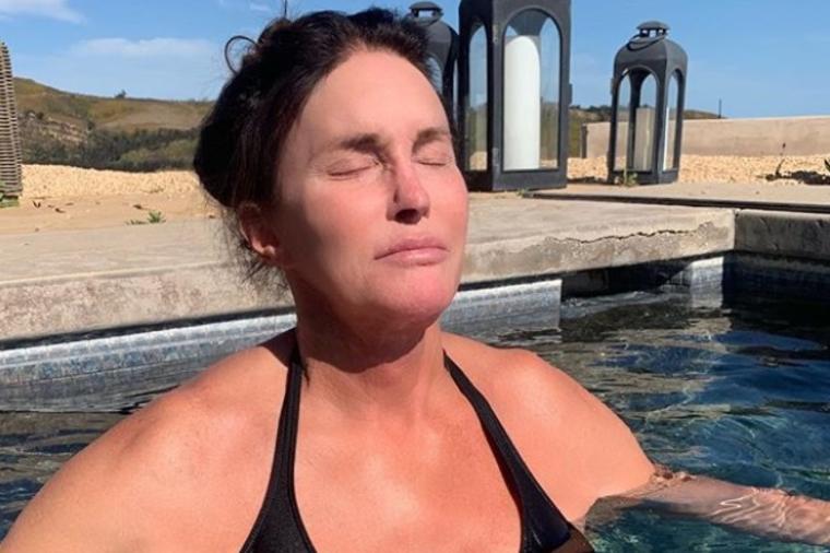 Nakon fotki u miniću, šokirala u kupaćem kostimu: Ovu ženu (69) je baš briga za sve! (FOTO)