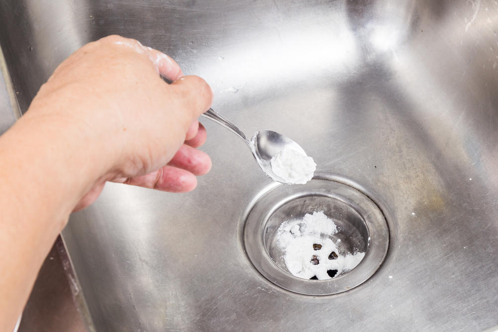 using baking soda to clean kitchen sink