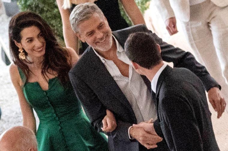 Amal Kluni u haljini koja izaziva zavist: Zeleno, modno savršenstvo! (FOTO)