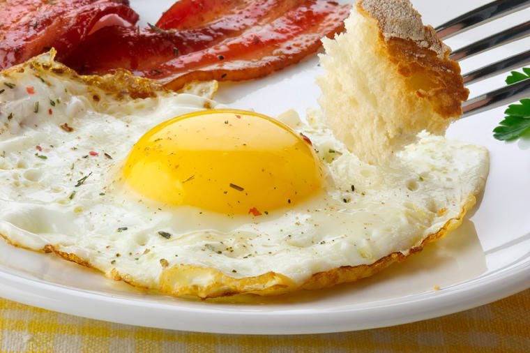 Volite rovito jaje na oko: Primenite ovaj trik i napravite najsavršeniji doručak ikada!