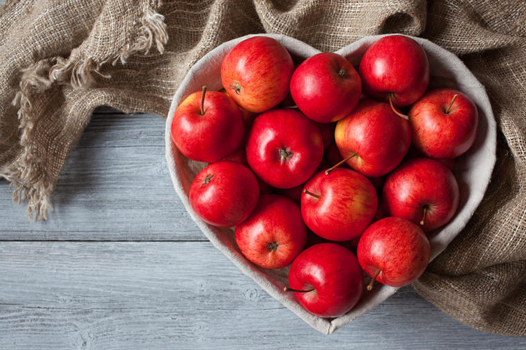 Ceo život jedete jabuku na pogrešan način: Bacate najzdraviji deo!