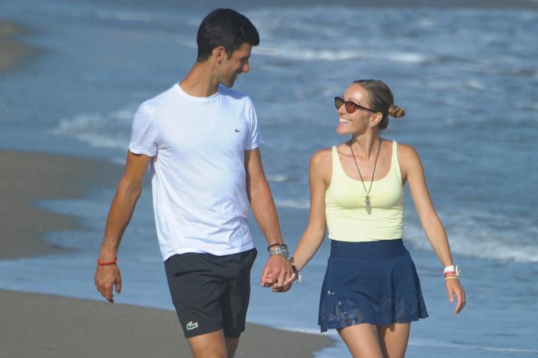 PORODICA NA OKUPU, ODMOR MOŽE DA POČNE: Novak i Jelena zagrljeni u moru! (FOTO)