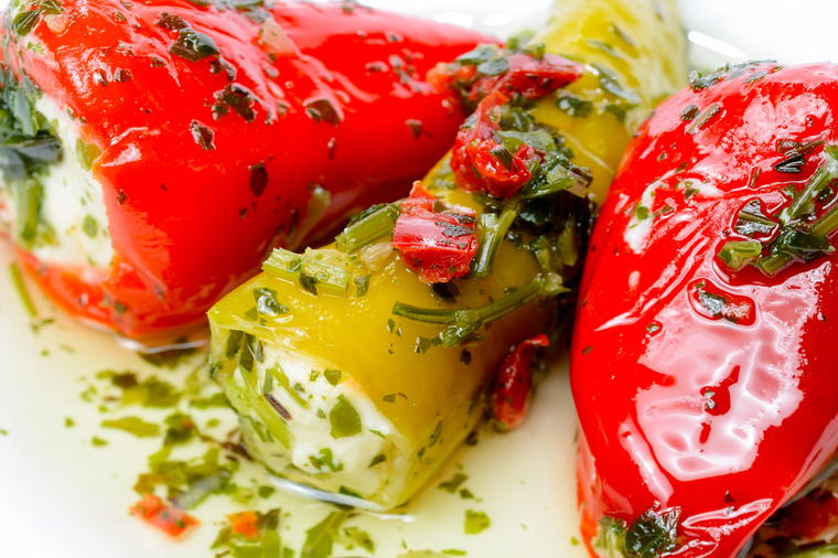 Savršen letnji obrok: Punjene paprike sa sirom! (RECEPT)