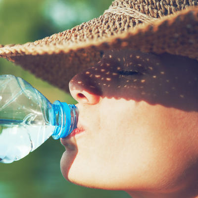Zabrinjavajuće: Evo zašto vodu iz plastične flaše koja je stajala na suncu nikako ne smete da pijete!