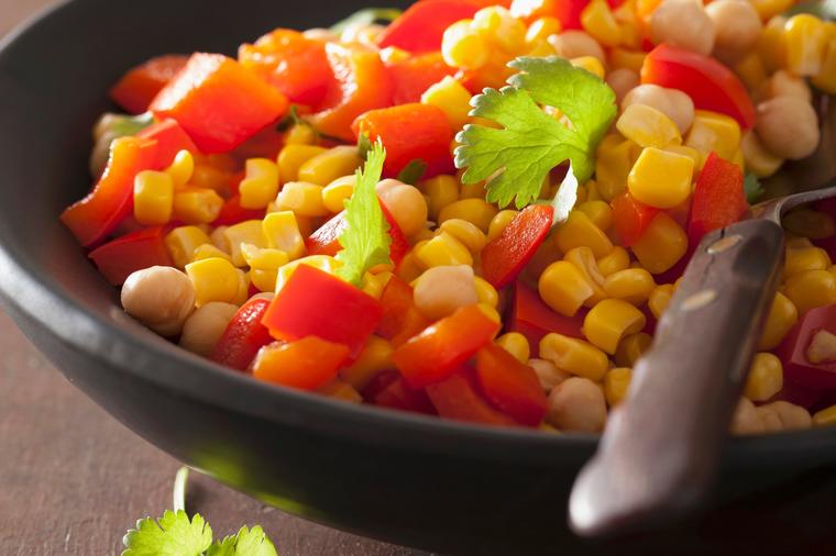 Za vitko telo: Proteinska salata sa leblebijama i kukuruzom spremna za 5 minuta (RECEPT)