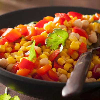 Za vitko telo: Proteinska salata sa leblebijama i kukuruzom spremna za 5 minuta (RECEPT)