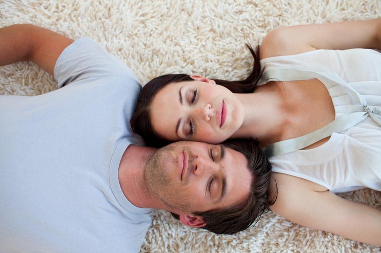Psihijatar Samuel Dankel tvrdi: Položaj u kome spavate sa parterom može mnogo toga da otkrije o vašoj vezi!