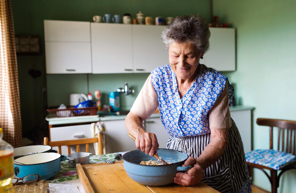 baka, starija žena, kuhinja, žena u kuhinji