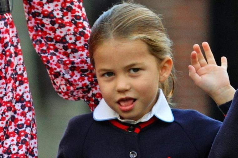 Princeza Šarlot krenula u prvi razred: U preslatkoj uniformi srećna i uzbuđena držala mamu sa dve ruke! (FOTO)