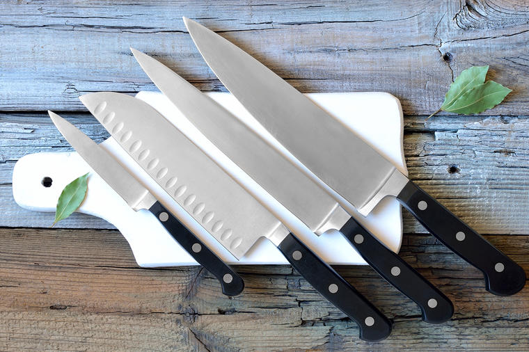 Skinite sve fleke sa noževa u jednom potezu: Trik obične domaćice oduševio svet!