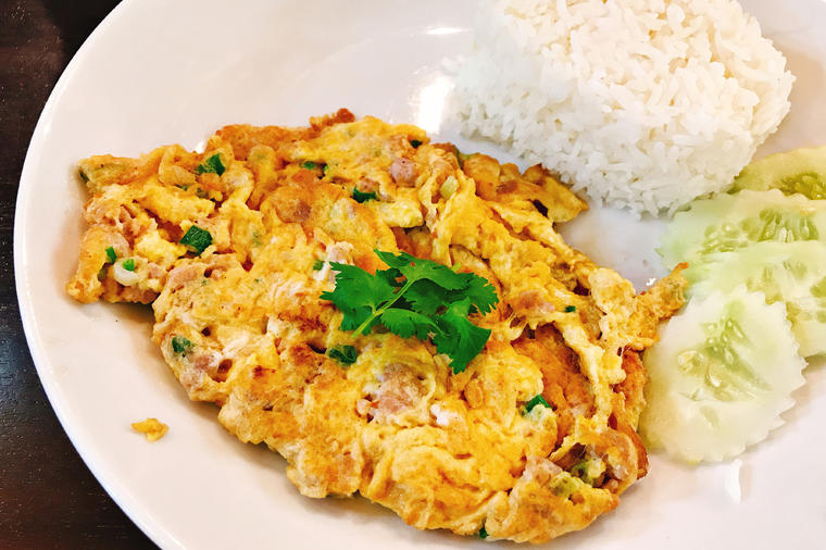 Tajlandski omlet gotov za 90 sekundi: Mekan iznutra, hrskav spolja, odmah osvaja! (RECEPT)