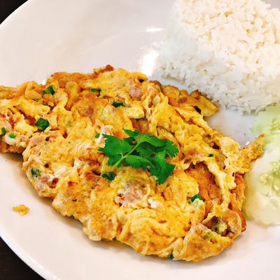 Tajlandski omlet gotov za 90 sekundi: Mekan iznutra, hrskav spolja, odmah osvaja! (RECEPT)
