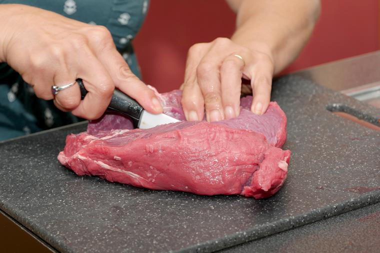 POSLUŠAJTE SAVETE ISKUSNIH KUVARA: Uz ove trikove i jeftinji komadi mesa biće mekani kao puter