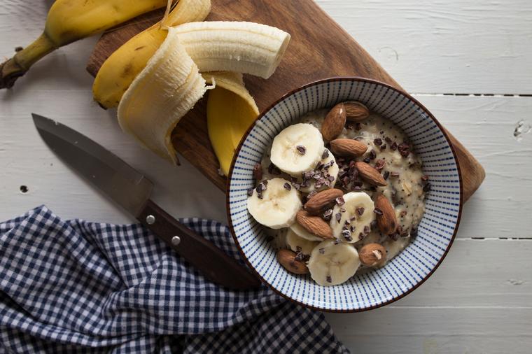 Pečene ovsene pahuljice sa bananama i orašastim plodovima: Zdrav obrok koji se pamti! (RECEPT)