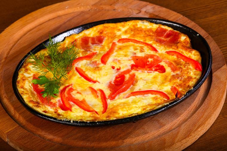 Omlet iz rerne: Savršena kombinacija šunke, sira i povrća za najukusniji doručak! (RECEPT)