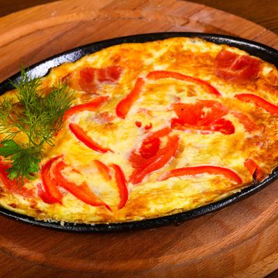 Omlet iz rerne: Savršena kombinacija šunke, sira i povrća za najukusniji doručak! (RECEPT)