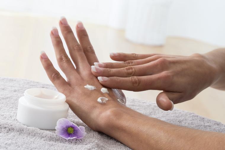 Najbolja domaća krema za suvu i ispucalu kožu ruku: Ovi prirodni sastojci preporodiće vaše ruke! (RECEPT)