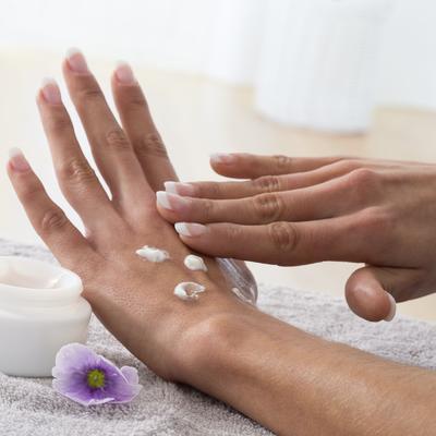 Najbolja domaća krema za suvu i ispucalu kožu ruku: Ovi prirodni sastojci preporodiće vaše ruke! (RECEPT)