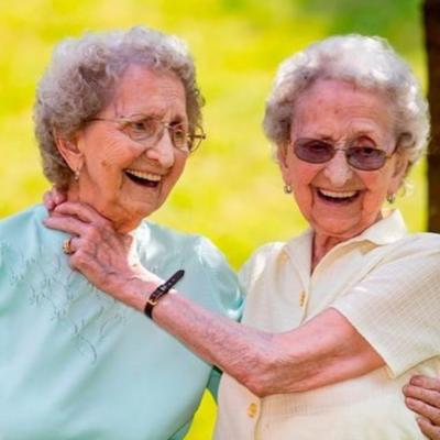 Bliznakinje imaju 95 godina, a oduševljavaju vitalnošću i mladalačkim duhom: Ovo je tajna njihove dugovečnosti!(FOTO)