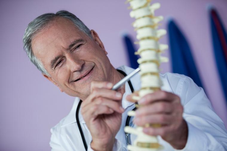 Mekenzi vežbe vraćaju diskove u normalan položaj i eliminišu bol u celim leđima: Priznati fizioterapeut otkriva!