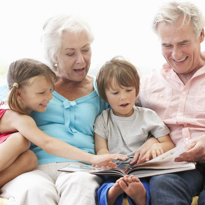 NJIHOVA ULOGA JE KOLOSALNA: Deca koja odrastaju uz bake i deke srećnija su, pametnija i uspešnija u životu!