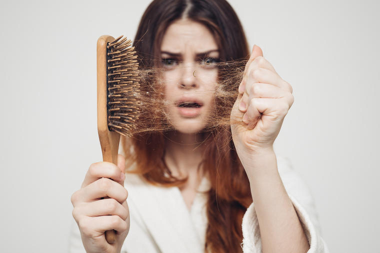 Kada dođe jesen, sve žene se suoče sa opadanjem kose: Ova namirnica rešava problem!