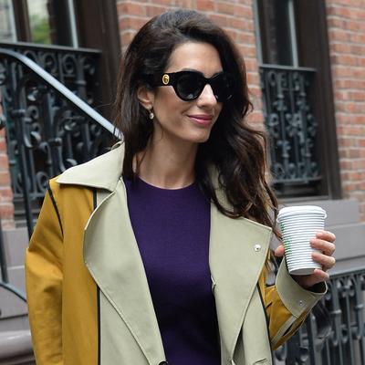 Istančan poslovni stil Amal Kluni: Čim se pojavila u ovom mantilu ukrala je svu pažnju! (FOTO)