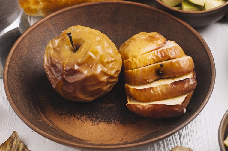 Jednostavniji desert nećete probati: Pečene jabuke koje će vas očarati mirisom i ukusom! (RECEPT)