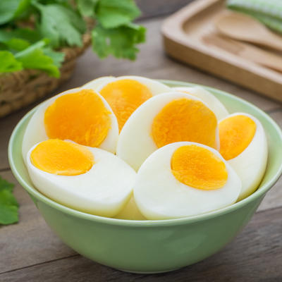 Ogulite jaje za samo 3 sekunde: Ovo je jedini način i uspeva svaki put! (VIDEO)
