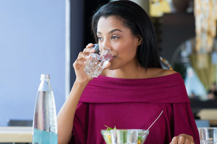 Da li je zdravo piti vodu tokom jela: Istraživanja su dala odgovor!