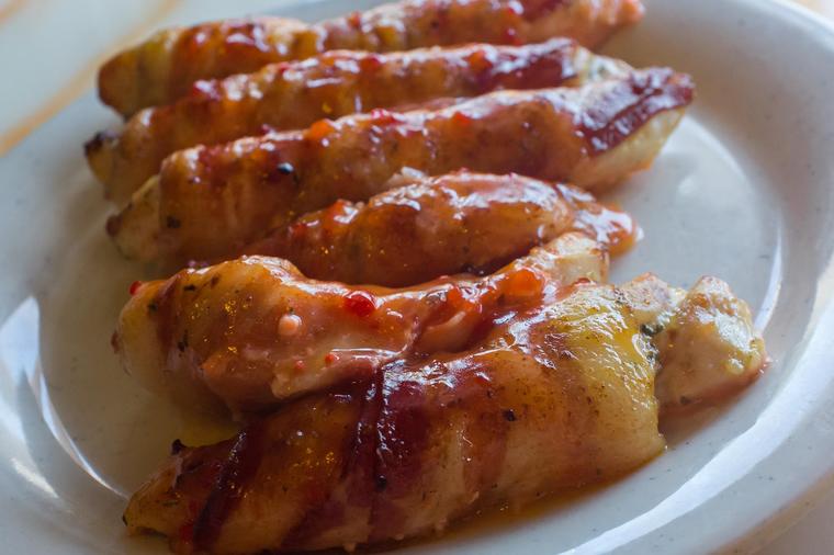 Medena piletina u slanini: Neobična fantazija ukusa koja će vas zauvek osvojiti! (RECEPT)