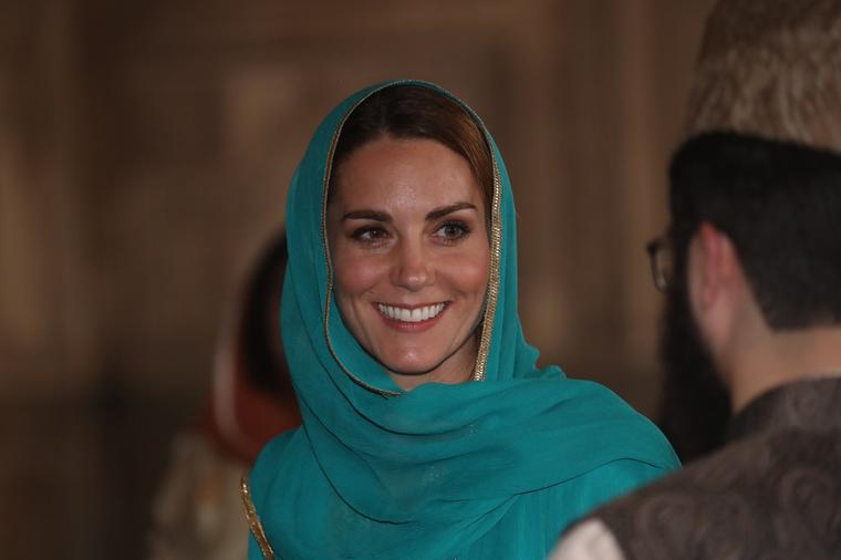 Kejt Midlton u narodnoj nošnji Pakistana: Da li bi mogla da prođe kao tradicionalna žena? (FOTO)