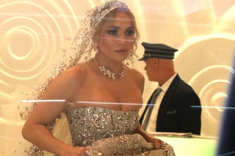 Potpuni šok za javnost: Dženifer Lopez snimljena u raskošnoj venčanici, od verenika ni traga ni glasa! (FOTO)