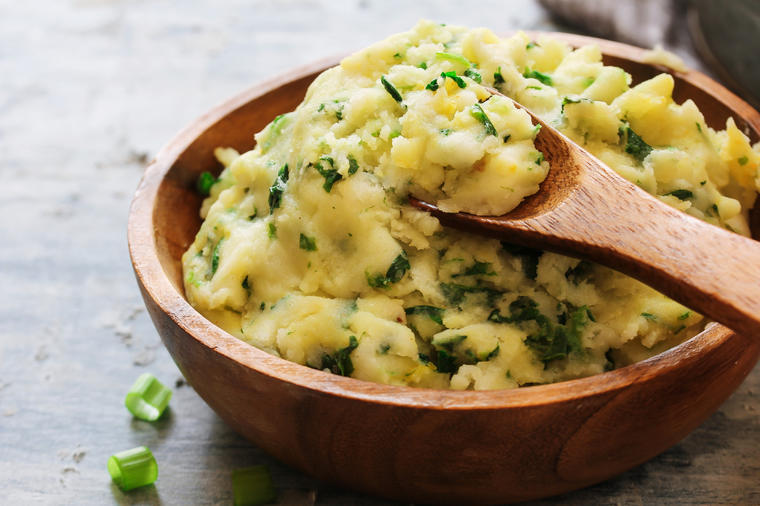 Pire krompir sa spanaćem: Kombinacija ukusa koja obara s nogu! (RECEPT)