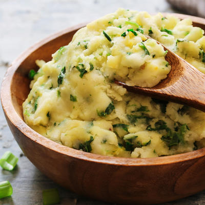 Pire krompir sa spanaćem: Kombinacija ukusa koja obara s nogu! (RECEPT)