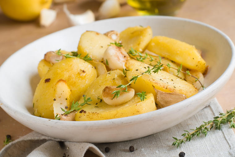 Pečeni krompir sa limunom i belim lukom: Toliko je ukusno da ćete začas smazati! (RECEPT)