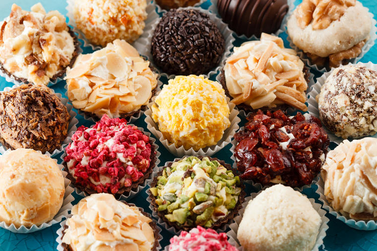 5 ukusnih kuglica od jedne smese: Nepečeni sitni kolači za pamćenje! (RECEPT)