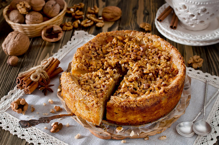 Brzinski kolač od jabuka i oraha: Savršen desert gotov za pola sata! (RECEPT)