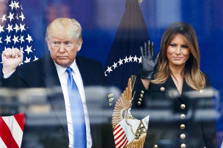 Melanija Tramp u vojničkom kaputu: Modni klasik pored kojeg vam ništa drugo ne treba! (FOTO)