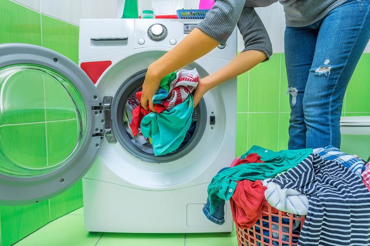 TRIK KOJI JE ODUŠEVIO SVE DOMAĆICE: Ubacite ova 2 sastojka u mašinu za pranje veša i neće vam trebati majstor