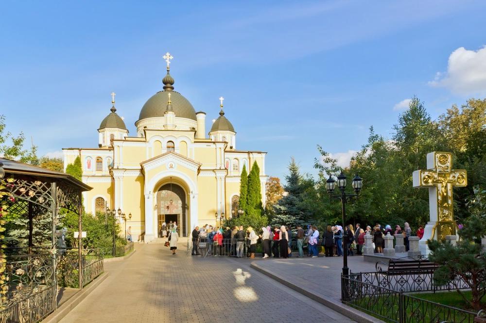 Vernici čekaju u redu za celivanje moštiju svete Matrone Moskovske