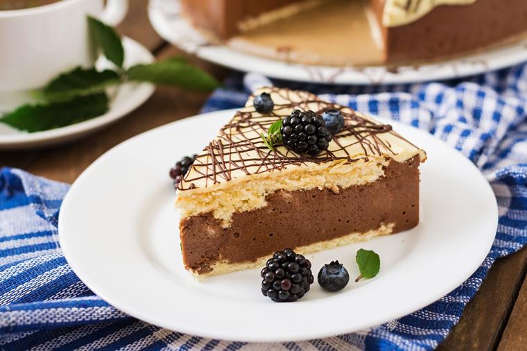 Torta sa mlečnom čokoladom: Savršen desert gotov za pola sata! (RECEPT)