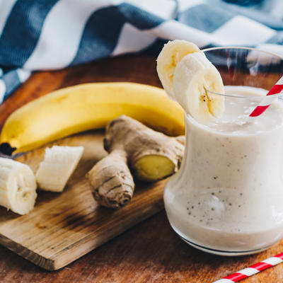 Smuti sa bananom i đumbirom: Poboljšava probavu i topi masne naslage sa stomaka! (RECEPT)