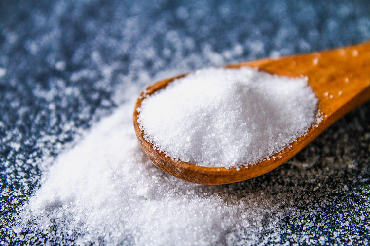 6 znakova da unosite previše soli u organizam: Ova opasna navika može vam narušiti zdravlje!