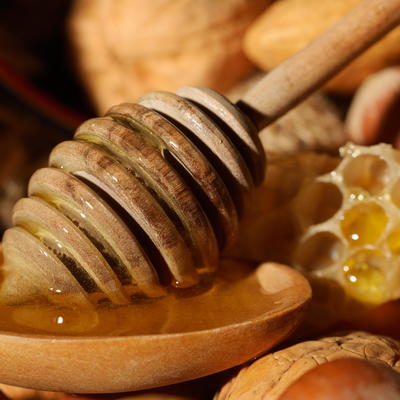 Zeleni orah i med: Recept za sirup koji jača telo