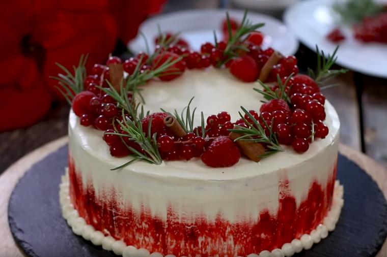 Bogata zimska torta od malina i badema: Najlepši ukras praznične trpeze! (RECEPT, VIDEO)