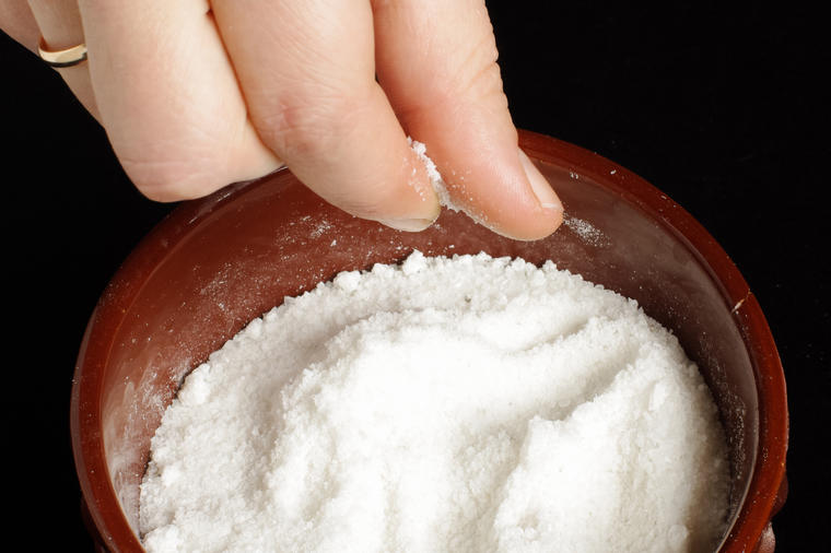 IZBACITE SVU NEGATIVNU ENERGIJU IZ TELA: Sve što treba da uradite je da kupite 1kg soli i stanete u nju