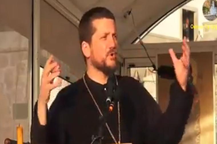 Svi pričaju o govoru oca Gojka Perovića na Ostrogu: Kad je čovek srećan sa onim što ima, onda Bog tu dodaje! (VIDEO)
